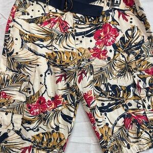 HP Men's Floral Cargo Shorts in Cream, Red & Gold Print